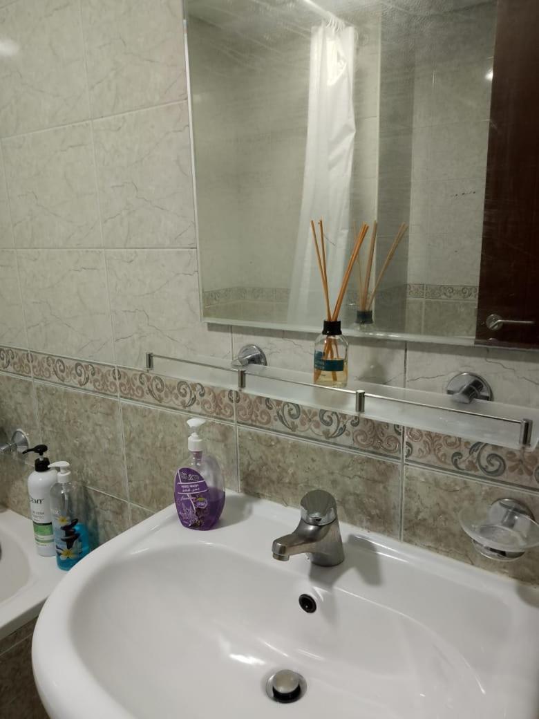 Top House Hostel Abu Dhabi Esterno foto